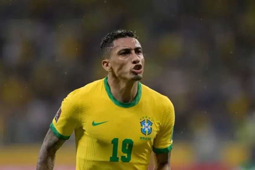 فينيسيوس يدعم رافينيا بعد إصابته مع منتخب البرازيل