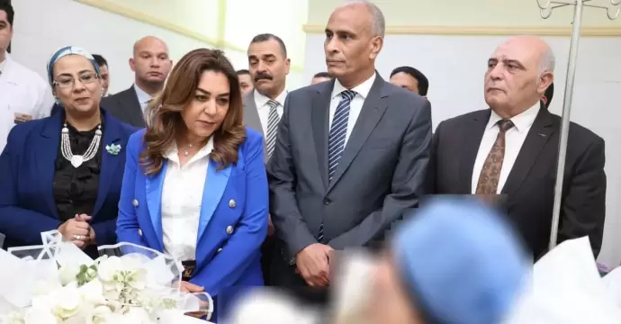 منال عوض تطمئن على رئيس قرية بالمستشفى إثر إصابتها بعد إشعال مواطن النيران بها أثناء تنفيذها قرار إزالة
