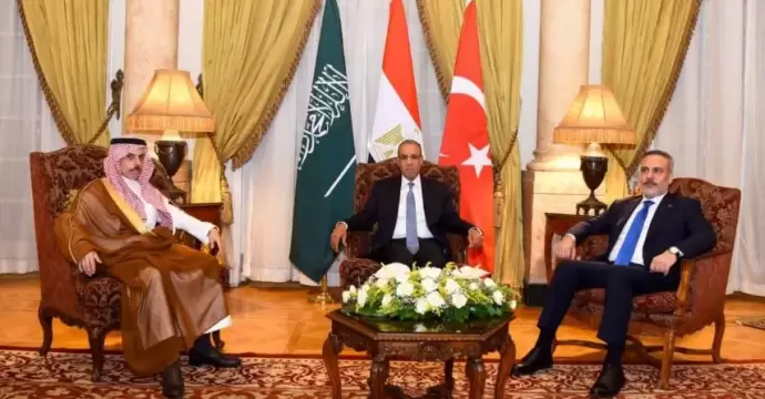 وزير الخارجية يعقد لقاء ثلاثيا مع نظيريه السعودي والتركي لبحث التطورات الإقليمية