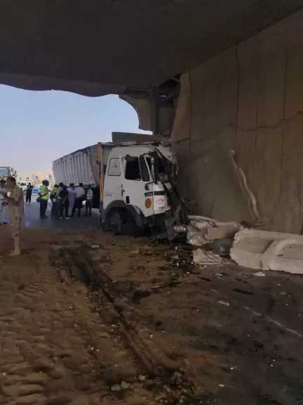 اصطدام سيارة نقل بكوبري الرماية في منطقة الهرم