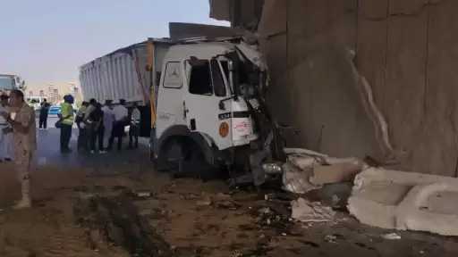 اصطدام سيارة نقل بكوبري الرماية في منطقة الهرم