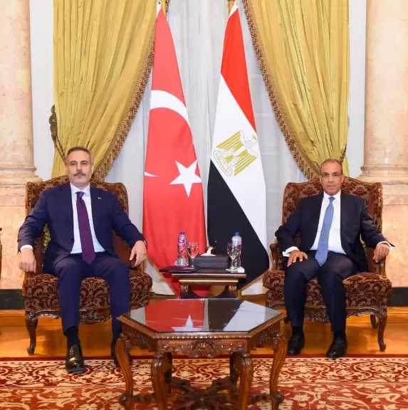 وزير الخارجية يبحث مع نظيره التركي تعزيز التعاون المشترك على هامش اجتماع القاهرة الإقليمي