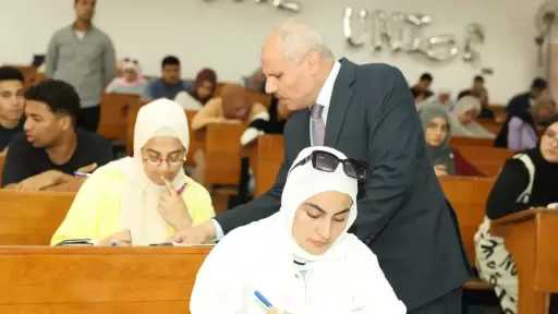 رئيس جامعة قناة السويس يتابع امتحانات الزراعة ومعهد التمريض