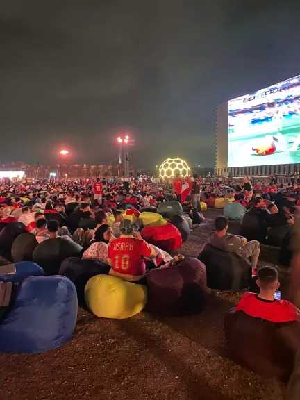الجمهور يحتشد فى منطقة الفان زون لتشجيع الفراعنة قبل مباراة كأس العالم