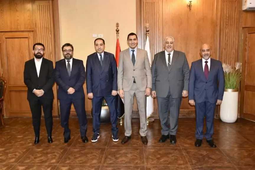 وزير الشباب والرياضة يبحث مع مسئولي شركة ”تاي هاوس” و”روابط الرياضية” تعزيز التعاون لتوفير الزي الرسمي للبعثات المصرية