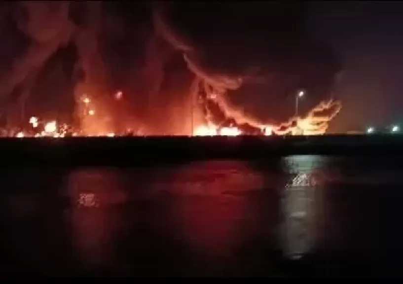 الحماية المدنية بالقليوبية تحاول السيطرة على حريق بمصنع في أبو زعبل