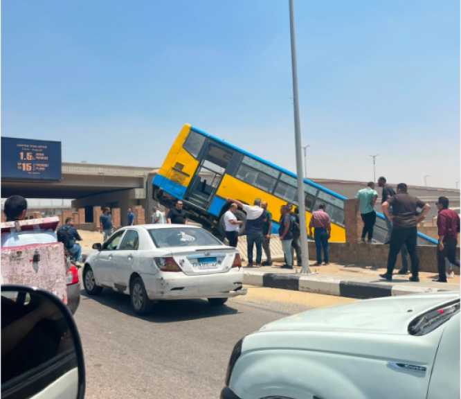 اصطدام أتوبيس نقل عام بمنحدر بمحور المشير في مدينة نصر دون إصابات