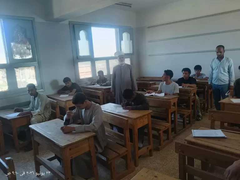 رئيس منطقة سوهاج الأزهرية يتفقد لجان امتحان الفقه للقسم الأدبي