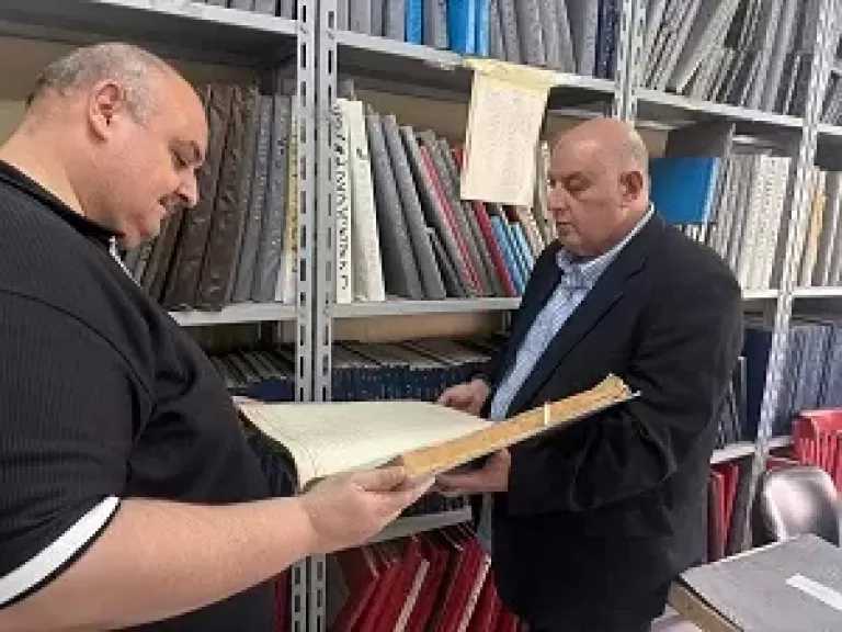 رئيس الإذاعة يتابع مشروع إنقاذ كنوز الإذاعة المصرية.. أرشفة العقود التاريخية ورقمنة التراث الصوتي