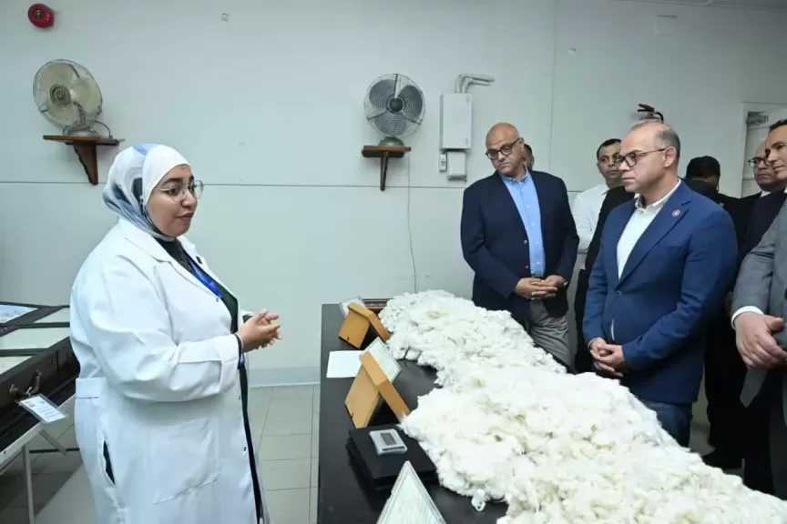 وزير الاستثمار ومحافظ الإسكندرية يبحثان مع قيادات الهيئة العامة للتحكيم واختبارات القطن خطط التطوير ورفع كفاءة الأداء المؤسسي