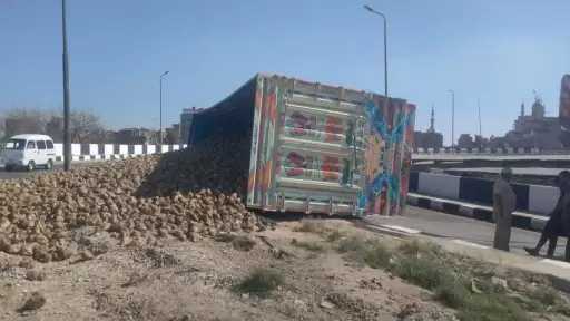 رفع سيارة نقل محملة بالبنجر عقب انقلابها أعلى كوبري منية سندوب بالدقهلية
