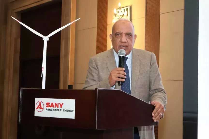 الدكتور محمود عصمت: تعزيز التعاون مع القطاع الخاص في مجالات الطاقة المتجددة وتوطين التكنولوجيا الخاصة بالخلايا الشمسية
