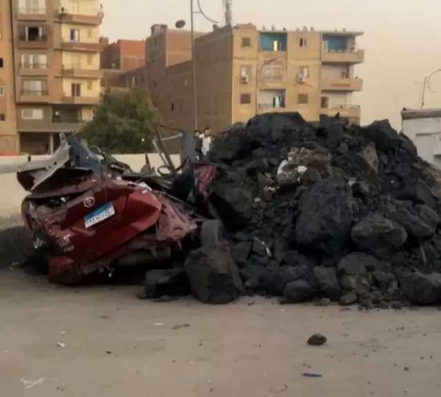 مصرع 2 وإصابة 4 آخرين إثر سقوط سيارة نقل محملة بالطوب على ”سوزوكي” أعلى دائري الوراق