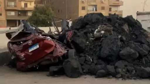 مصرع 2 وإصابة 4 آخرين إثر سقوط سيارة نقل محملة بالطوب على ”سوزوكي” أعلى دائري الوراق