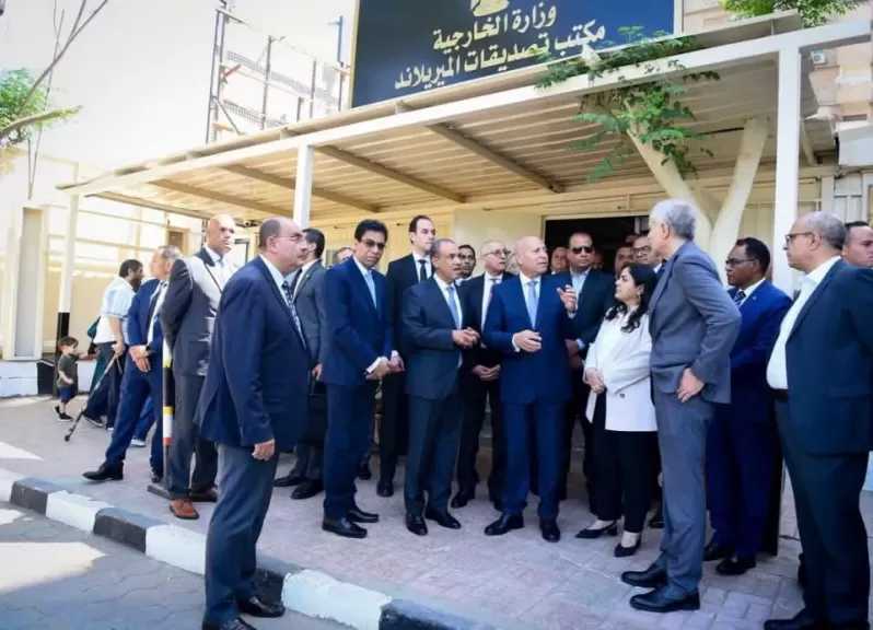 وزير الخارجية يتفقد سير العمل بمكتب تصديقات المريلاند