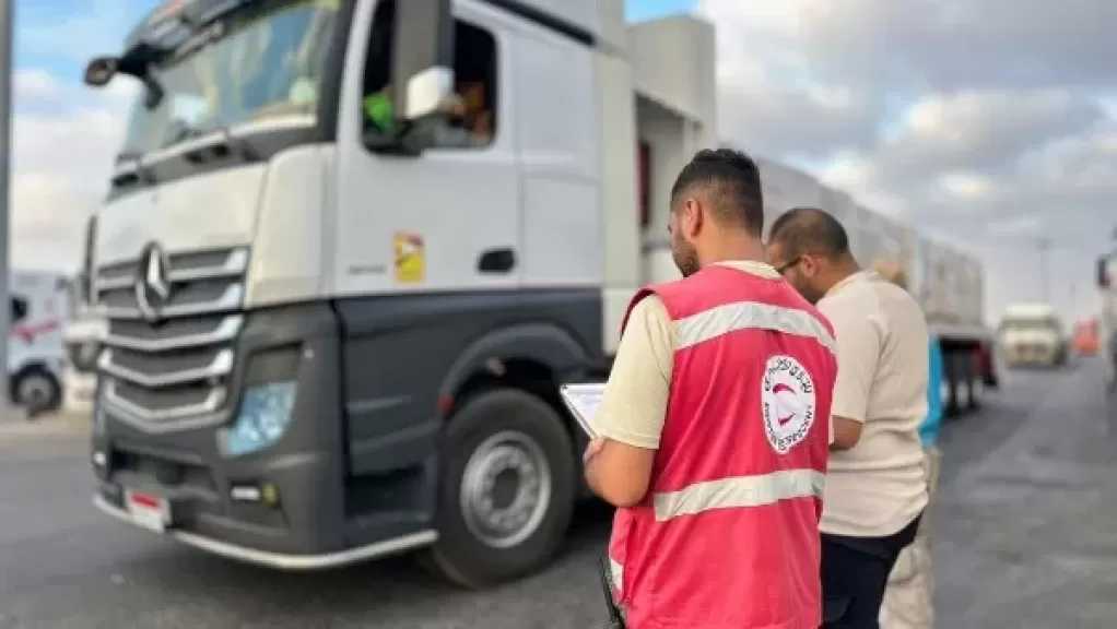 الهلال الأحمر يطلق قافلة «زاد العزة» الـ 223 لدعم أهالى غزة