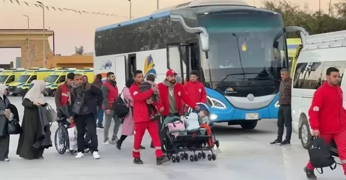 معبر رفح البري يستقبل دفعة جديدة من العائدين الفلسطينيين لقطاع غزة