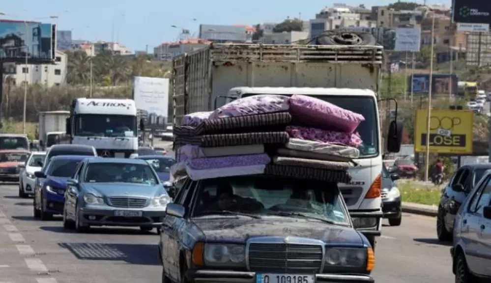 مئات الألوف من النازحين اللبنانيين يعودون لديارهم مع انحسار القتال