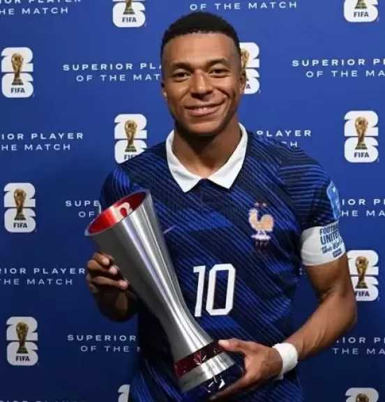 مبابي يحصد جائزة رجل مباراة فرنسا والسويد في كأس العالم