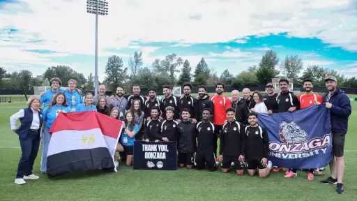 قميص منتخب مصر وصور جماعية إهداءً لجامعة جونزاجا في «سبوكين»