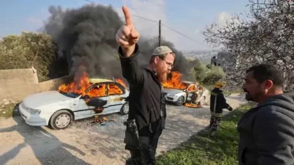 إصابة فلسطينيين ومتضامنين أجانب بهجوم مستوطنين في الضفة الغربية
