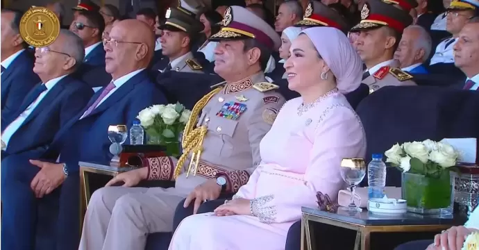 الرئيس السيسي وقرينته يشهدان استعراضا للقوات الجوية في مقر القيادة الاستراتيجية بالعاصمة الجديدة