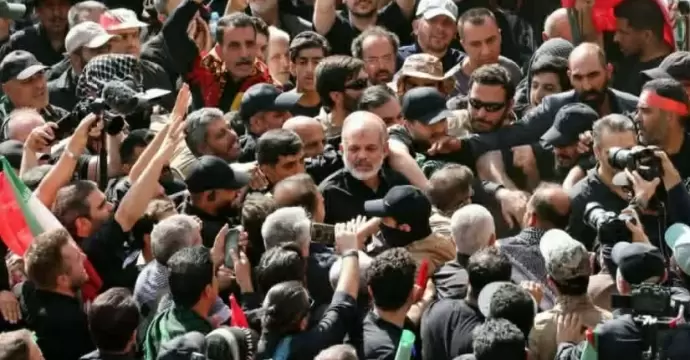 الظهور العلني الثاني.. قائد الحرس الثوري الإيراني يشارك في صلاة الجنازة على خامنئي