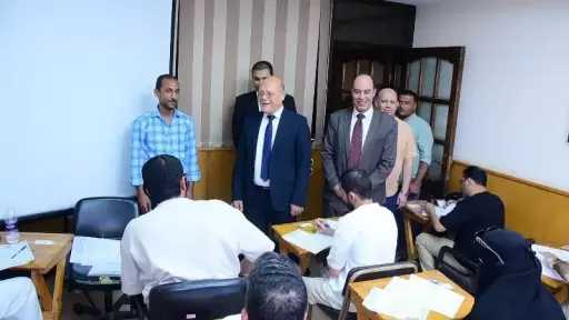 رئيس جامعة سوهاج يتفقد امتحانات الدراسات العليا بكلية الدراسات العليا والبحوث البيئية