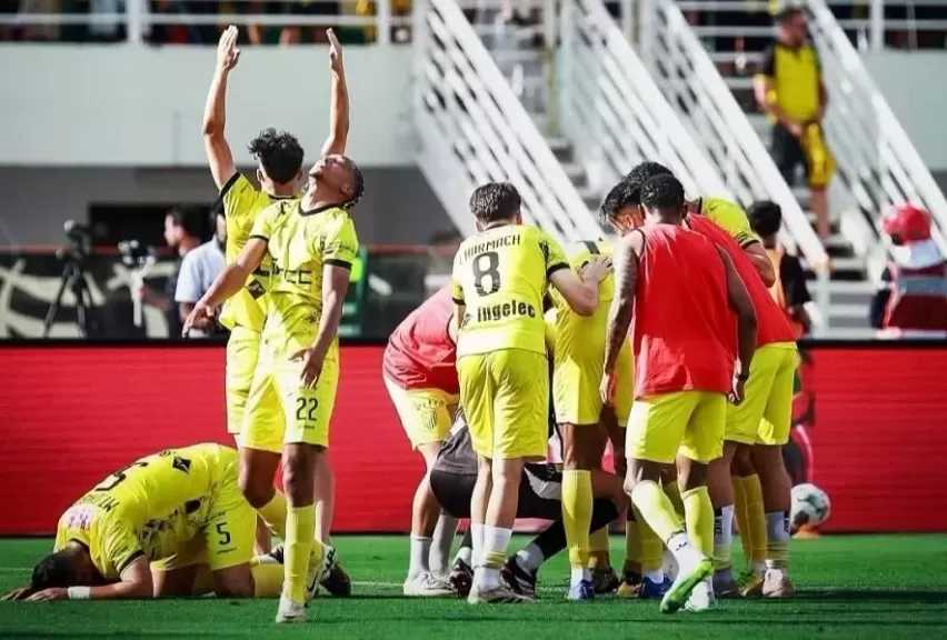 المغرب الفاسي يتوج بلقب الدوري المغربي للمرة الأولى منذ 41 عامًا