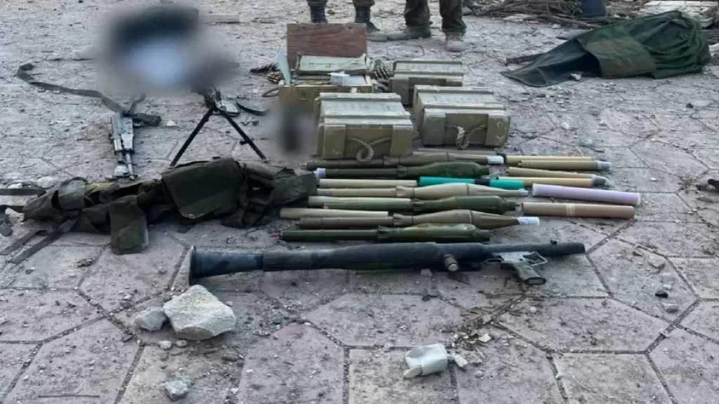 جيش الاحتلال يزعم العثور على 150 قطعة سلاح لحزب الله جنوب لبنان