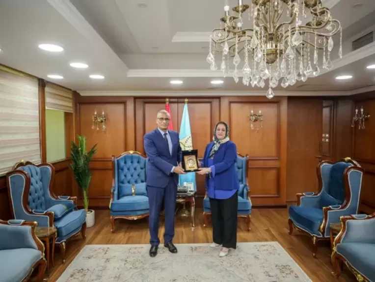 محافظ كفر الشيخ يكرم رئيسة مركز ومدينة بيلا لبلوغها السن القانونية للمعاش