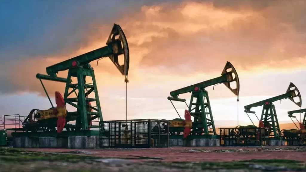 أسعار النفط ترتفع مع تحول التركيز إلى نمو المعروض وآفاق الطلب