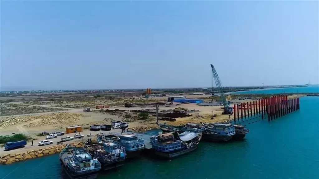 مسئول إيراني: إصابة شخص وأضرار في ميناء سيريك جراء الهجوم الأمريكي