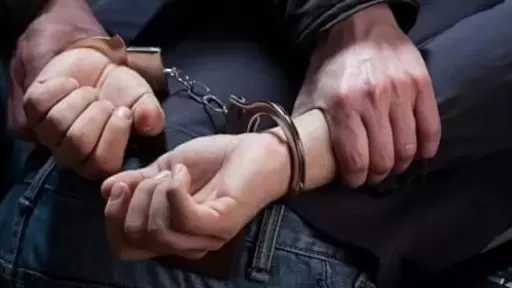 ضبط شخص تعدى على فتاة ونجل عمها لرفضها الارتباط به