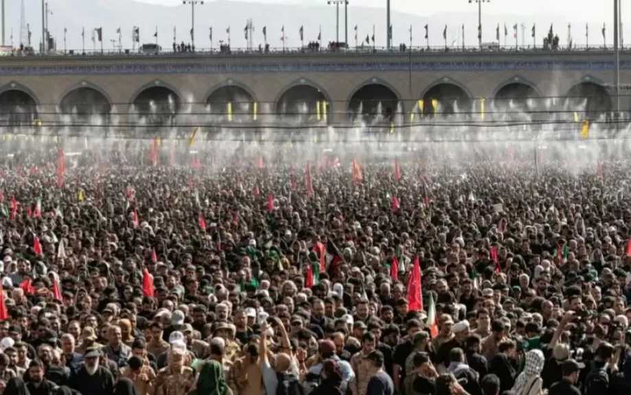 إيران تودع علي خامنئي في مدينة مشهد وسط تصعيد أمريكي جديد