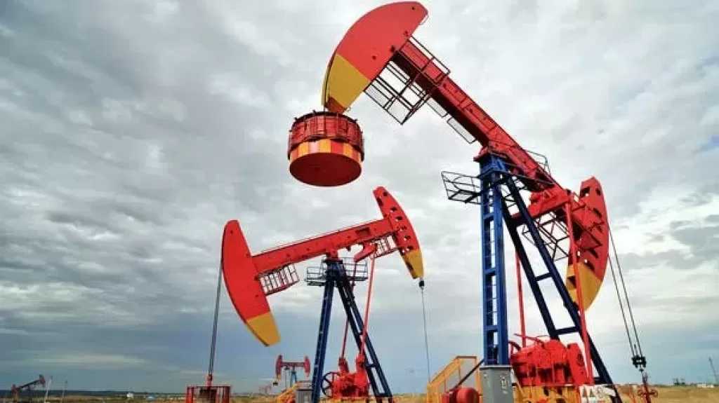 النفط يتجه نحو مكاسب أسبوعية وسط مخاوف بشأن إمدادات الشرق الأوسط