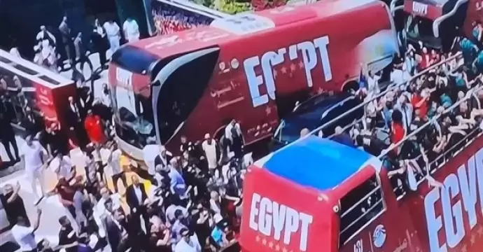 حب المصريين ينتصر.. الفراعنة يحتفلون باستقبال جماهيري تاريخي لمنتخب مصر في مطار العلمين
