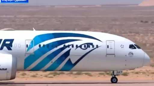 أبطال ”الفراعنة”.. استقبال تاريخي لطائرة المنتخب عقب هبوطها في مطار العلمين