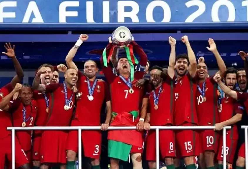 رونالدو يحتفل بالذكرى العاشرة لتتويج البرتغال بيورو 2016