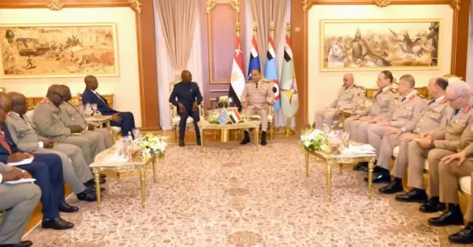 وزير الدفاع يلتقي نائب رئيس وزراء الكونغو الديمقراطية لبحث القضايا الإقليمية والتعاون العسكري