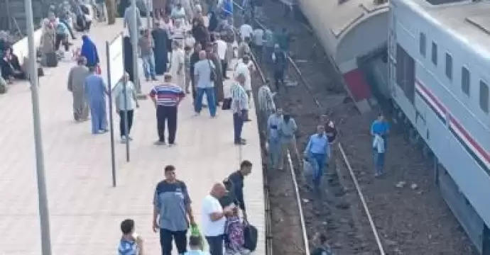 إصابة 14 شخصا إثر خروج إحدى عربات قطار كفر الشيخ - طنطا عن القضبان
