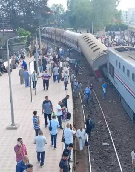 إصابة 14 شخصا إثر خروج إحدى عربات قطار كفر الشيخ - طنطا عن القضبان
