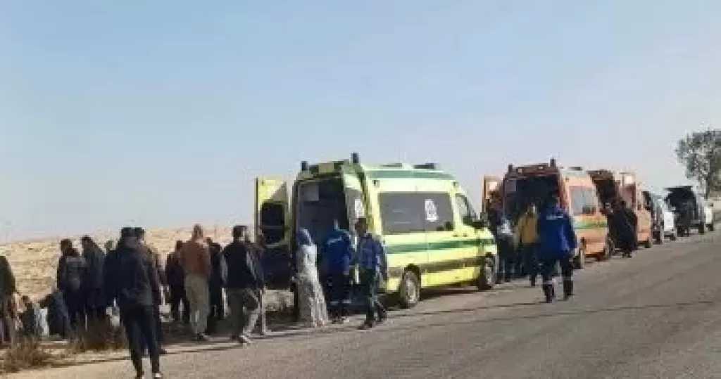 إصابة 5 أشخاص من أسرة واحدة إثر انقلاب سيارة ملاكي بالطريق الدولي الساحلي في البحيرة