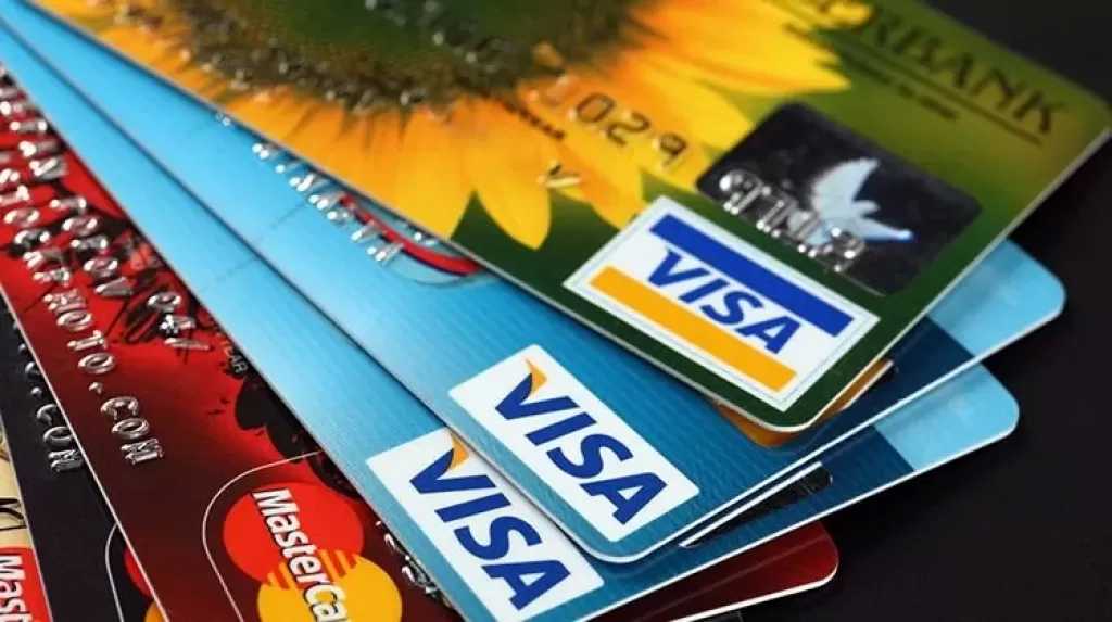 مع انطلاق موسم السفر.. حدود الاستخدام الدولي لبطاقات الائتمان في 3 بنوك