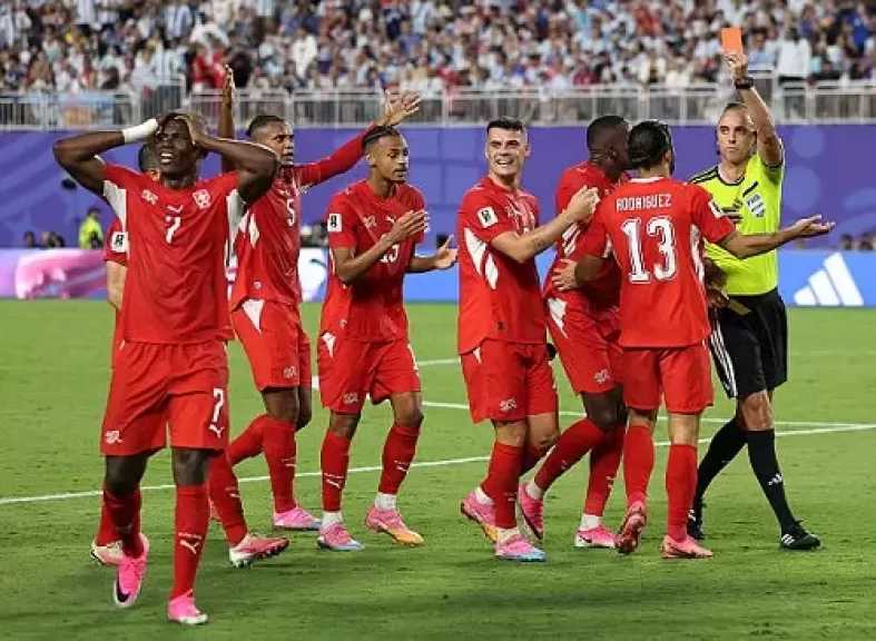 لاعب سويسرا بعد الخسارة من الأرجنتين: لم ألعب مباراة بهذا القدر من الانحياز التحكيمي