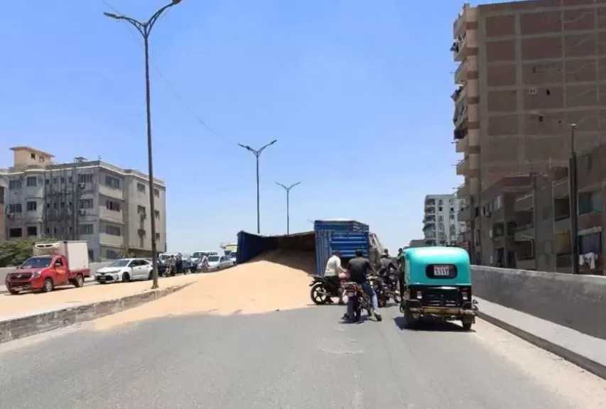 انقلاب سيارة نقل محملة بالقمح أعلى كوبري بشبرا الخيمة دون إصابات