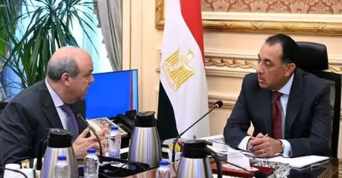 رئيس الوزراء يستعرض الموقف التنفيذي لمشروع مبنى الركاب 4 بمطار القاهرة الدولي