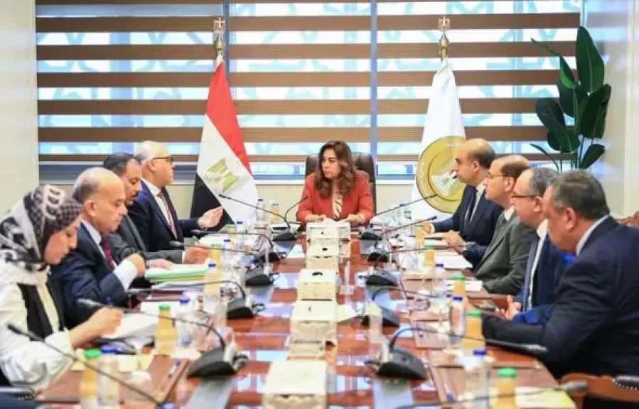 وزيرة التنمية المحلية والبيئة تتابع مع محافظ الإسكندرية والمقاولون العرب جهود تحسين مستوى النظافة بالمحافظة