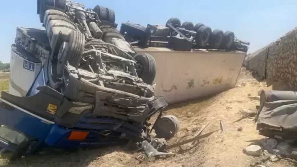 اصطدام سيارة نقل ثقيل بالحاجز الخرساني على الطريق الإقليمي في المنوفية