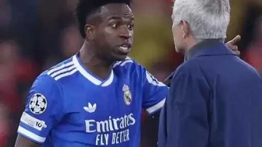 تقارير: مورينيو يتدخل لإقناع فينيسيوس بالبقاء في ريال مدريد